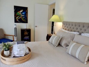 2 habitaciones, tabla de planchar con plancha, cuna de viaje y wifi 