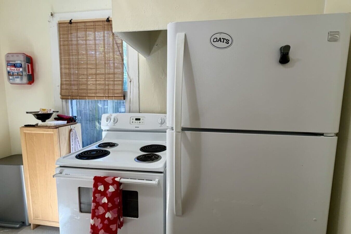 Cafetera y tetera, refrigerador, microondas y horno 