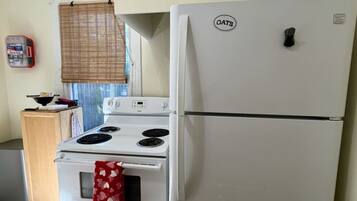 Cafetera y tetera, refrigerador, microondas y horno