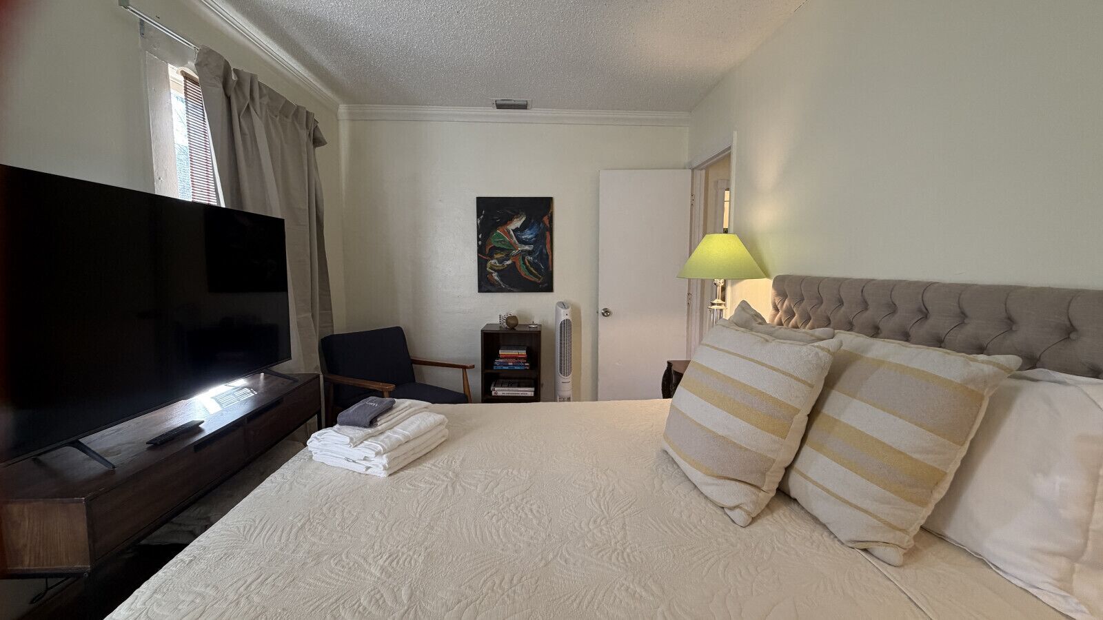 2 habitaciones, tabla de planchar con plancha, cuna de viaje y wifi 
