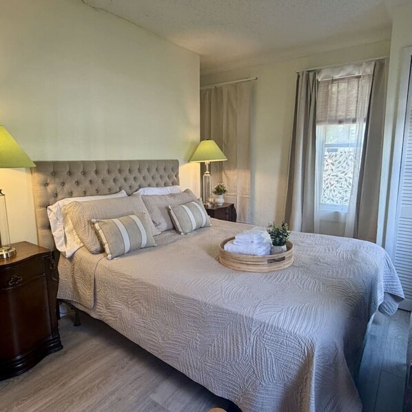 2 habitaciones, tabla de planchar con plancha, cuna de viaje y wifi 