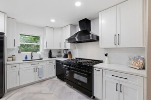Fridge, microwave, oven, stovetop - Upscale 4 Bd/3 Ba 5 Min to the Galleria! (Houston)