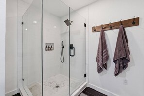 Hair dryer, towels - Upscale 4 Bd/3 Ba 5 Min to the Galleria! (Houston)