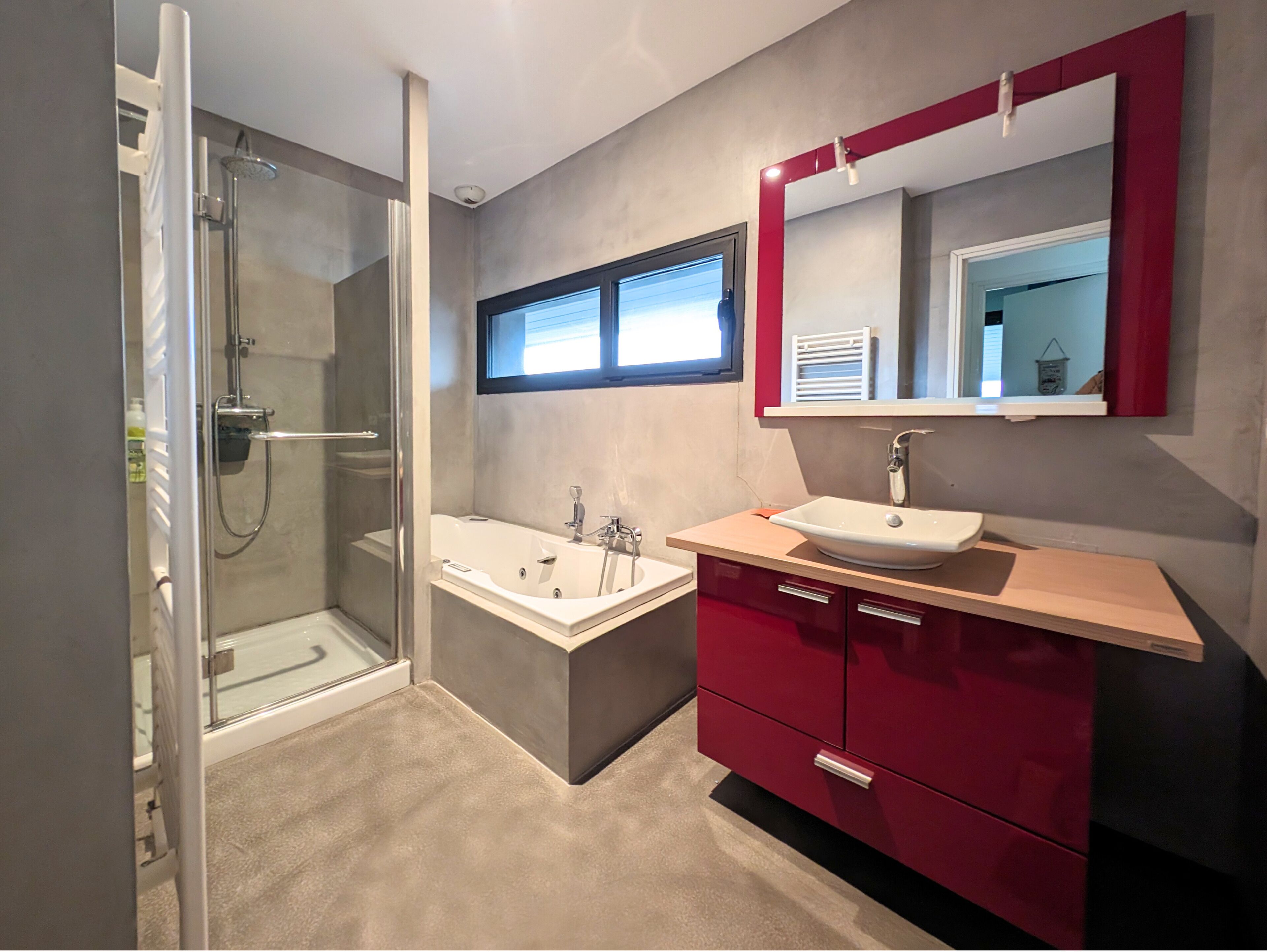 Douche, séchoir à cheveux, savon, papier de toilette