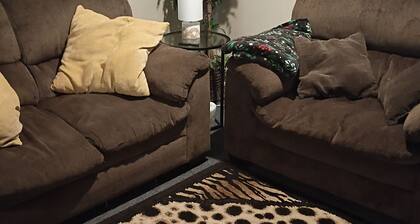 Wonderful unit located downtown with alleyway parking, perfect for quiet stays.