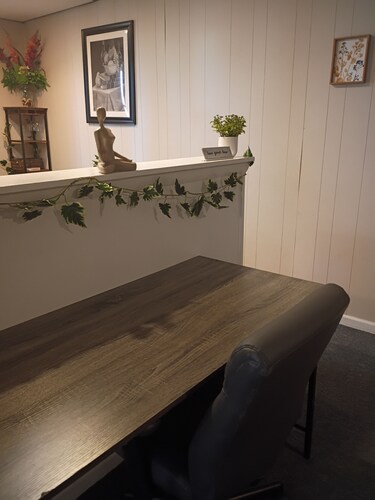 Wonderful unit located downtown with alleyway parking, perfect for quiet stays.