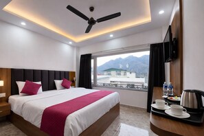 Habitación doble superior, vistas a la montaña | Caja fuerte, escritorio, espacio para trabajar con un portátil