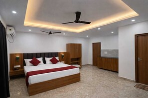 Family Suite, Mountain View | In-room safe, desk, laptop workspace, blackout curtains