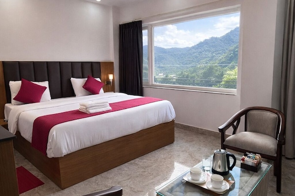 Chambre Double Supérieure, vue montagne | Coffres-forts dans les chambres, bureau