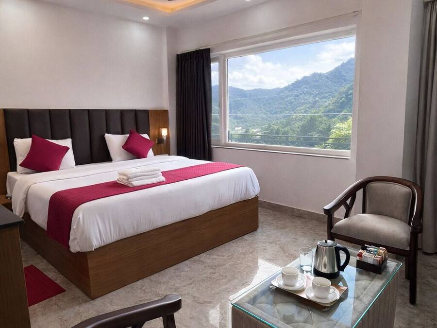 Quarto casal superior, vista para a montanha | Cofres nos quartos, escrivaninha, espaço de trabalho para notebook
