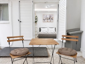 Ein Zimmer mit einem Bett, einer Sitzbank, einem Tisch und einem Sofa.