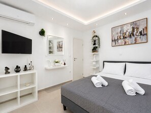 1 bedroom, iron/ironing board, Internet, bed sheets - Semi-Basement Studio in Authentic Athens – ΜΡS (Athina)