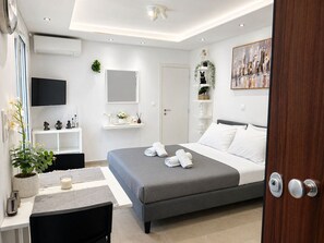1 bedroom, iron/ironing board, Internet, bed sheets - Semi-Basement Studio in Authentic Athens – ΜΡS (Athina)