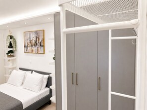 1 bedroom, iron/ironing board, Internet, bed sheets - Semi-Basement Studio in Authentic Athens – ΜΡS (Athina)