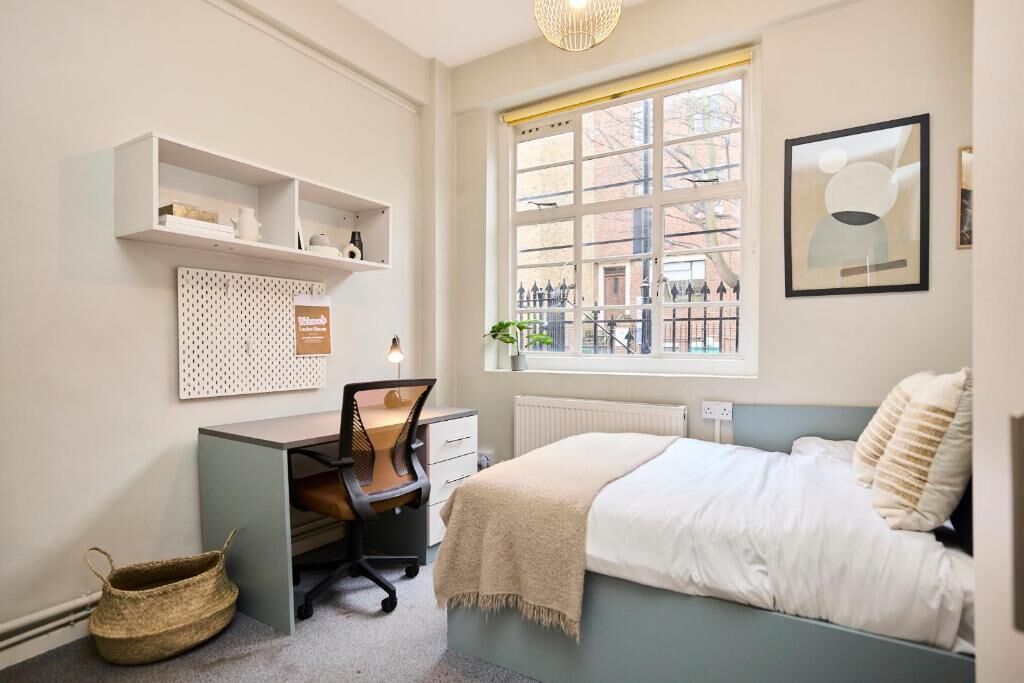6 bedrooms, WiFi, bed sheets