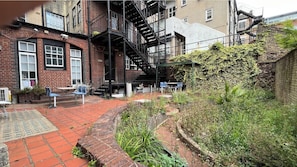 Outdoor dining - Westminster Cluster – 6 Rooms with Kitchen & 3 Baths, Near Big Ben, for Groups (London)