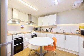 Microwave, oven, stovetop, dishwasher - Westminster Cluster – 6 Rooms with Kitchen & 3 Baths, Near Big Ben, for Groups (London)