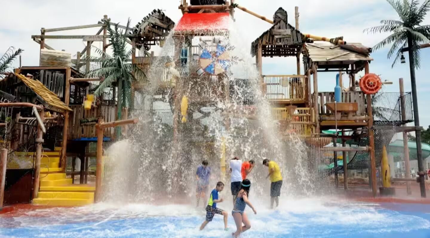 Un parc aquatique doté d’un grand toboggan et de nombreuses aires de jeux.