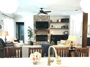 Smart TV - Beautiful, quiet 4-bedroom Home- Master's Week. (Appling)