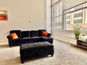 TV - Scenic Downtown Loft near Convention Center (Indianapolis)