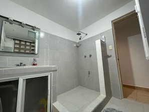 Dusche, Haartrockner, Handtücher, Seife