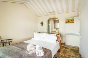 3 chambres, fer et planche à repasser, Wi-Fi, draps fournis