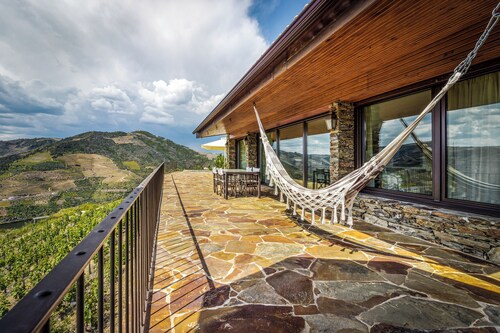 Vineyards & Views: Exquisite Luxury Douro Villa w/ Sun-Drenched Infinity Pool