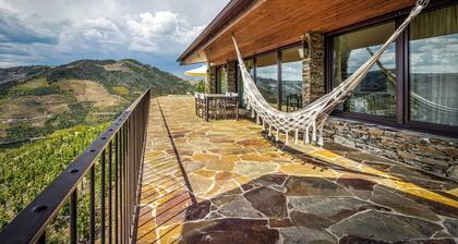 Vineyards & Views: Exquisite Luxury Douro Villa w/ Sun-Drenched Infinity Pool