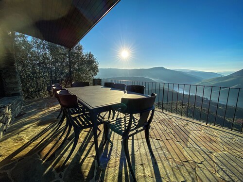 Vineyards & Views: Exquisite Luxury Douro Villa w/ Sun-Drenched Infinity Pool