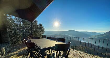 Vineyards & Views: Exquisite Luxury Douro Villa w/ Sun-Drenched Infinity Pool