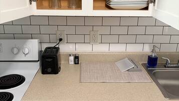 Coffee/tea maker, fridge, microwave, oven
