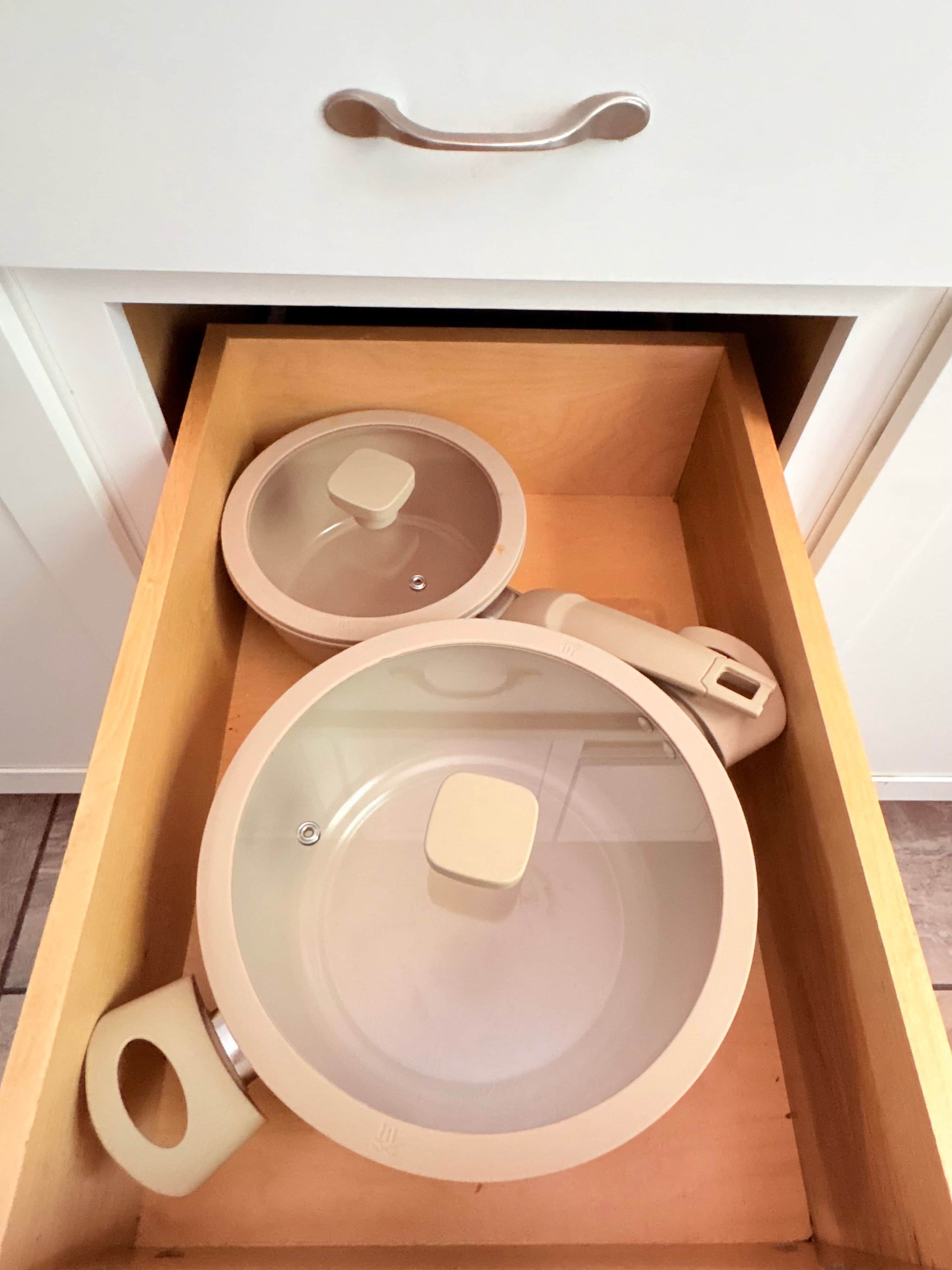 Un tiroir contenant des toilettes, un bidet et un porte-rouleau de papier toilette.