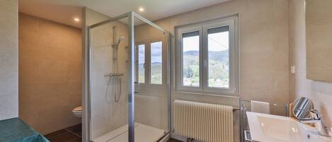 Douche, sèche-cheveux, serviettes fournies