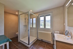 Bathroom - Holiday Home “Au Petit Chamois” with Mountain View, Private Garden & Wi-Fi (Breitenbach-Haut-Rhin)
