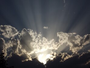 Un cielo con nubes y luz solar.