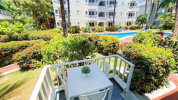 Deluxe-Studiosuite, Klimaanlage, Poolblick | Speisen im Freien