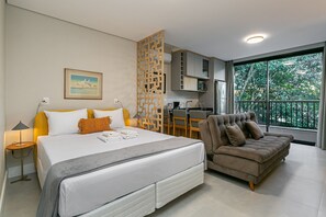 A modern bedroom with a bed, bedside table, and a view of a balcony. - Sunset | Gastronomy | Pool | #SAL04 (Florianópolis)