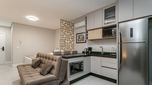 Eine moderne Küche mit Einbauofen, Mikrowelle und Edelstahl-Kühlschrank.
