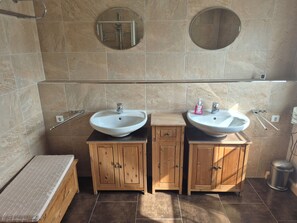 Towels, soap, toilet paper - Vacation home with 8 beds, garden, terrace, barbecue, pool in Krostitz near Leipzig (Krostitz)