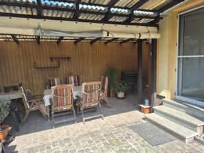 Outdoor dining - Vacation home with 8 beds, garden, terrace, barbecue, pool in Krostitz near Leipzig (Krostitz)