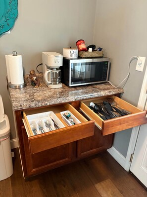 A kitchen with a coffee maker, microwave, and a drawer organizer. - Hide & Seek Lodge I Cozy 2BR I 15m to RRG I Wi-Fi (Stanton)