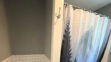 Serviettes fournies, papier toilette