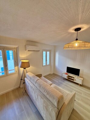 TV - Apartment in Mourillon, Toulon with Air Conditioning (Toulon)