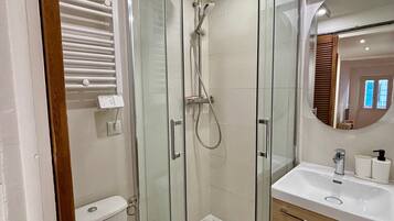 Douche, serviettes fournies