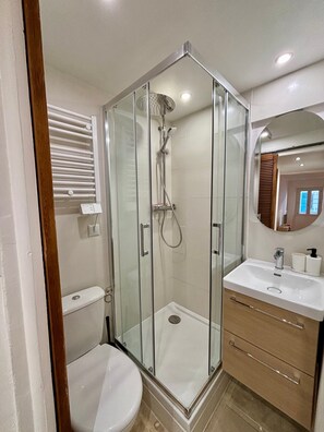Shower, towels - Apartment in Mourillon, Toulon with Air Conditioning (Toulon)