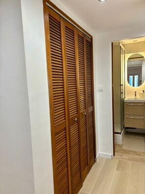Shower, towels - Apartment in Mourillon, Toulon with Air Conditioning (Toulon)