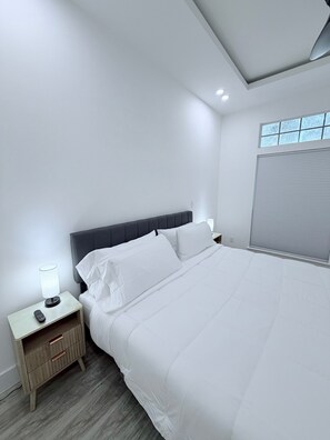 4 bedrooms, iron/ironing board, WiFi, bed sheets - Spacious 4-bedroom house near the beach with AC and Hot-tub (Jacksonville)