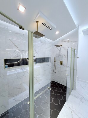 Shower, hair dryer, towels, soap - Spacious 4-bedroom house near the beach with AC and Hot-tub (Jacksonville)