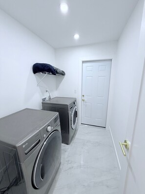 Interior - Spacious 4-bedroom house near the beach with AC and Hot-tub (Jacksonville)