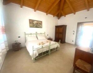 Chambre double ou avec lits jumeaux, vue sur la cour intérieure | AccÚs au Wi-Fi (inclus), accessible en fauteuil roulant